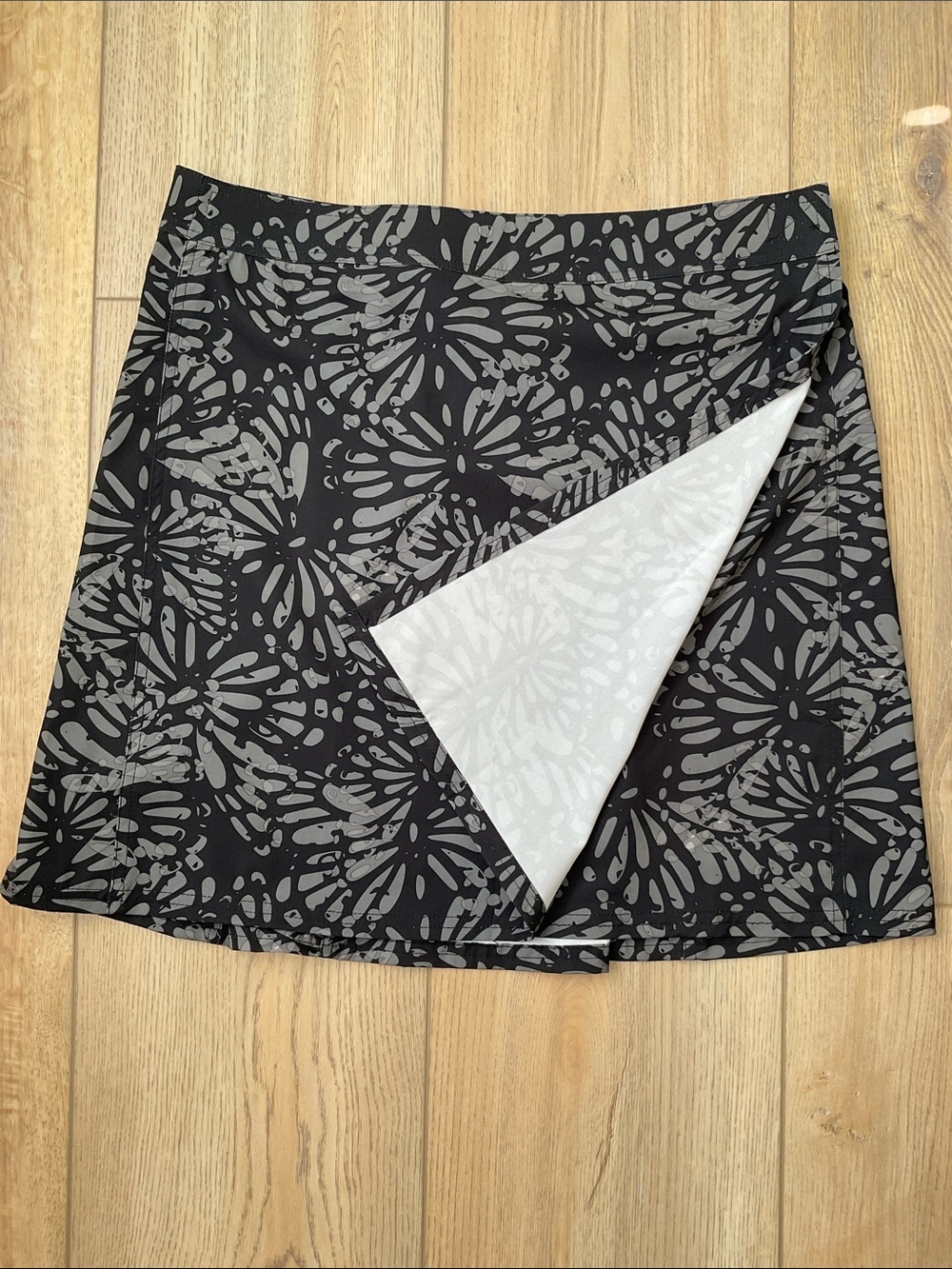RipSkirt Shibori Butterfly Print in Charcoal Size Large Length 2 Sporty